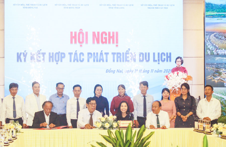 Đại điện lãnh đạo Hiệp hội Du lịch 4 địa phương ký kết hợp tác.