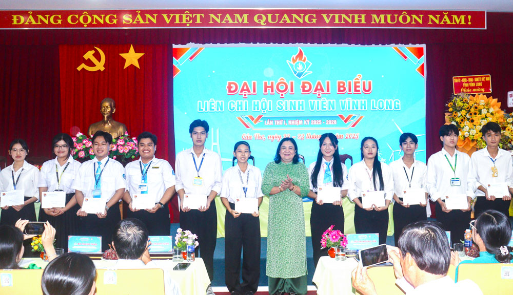 Đồng chí Hồ Thị Hoàng Yến- Phó Bí thư Thường trực Tỉnh ủy trao học bổng cho sinh viên.