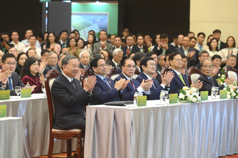 Tổng Bí thư Tô Lâm và các đồng chí lãnh đạo, nguyên lãnh đạo Đảng, Nhà nước dự Lễ kỷ niệm. (Ảnh ĐĂNG KHOA)
