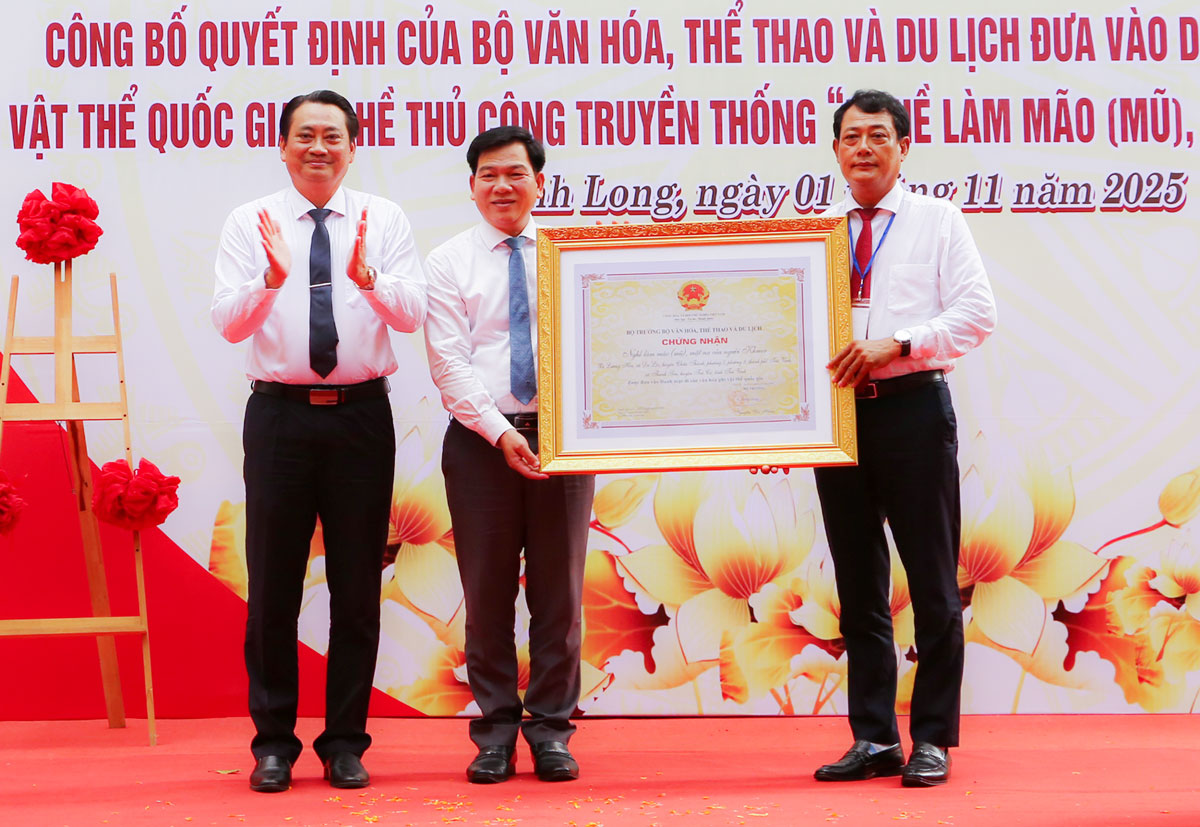 Phó Chủ tịch UBND tỉnh- Nguyễn Quỳnh Thiện trao chứng nhận của Bộ Văn hóa, Thể thao và Du lịch đưa nghề làm mão (mũ), mặt nạ của đồng bào Khmer Trà Vinh vào danh mục di sản văn hóa phi vật thể quốc gia.