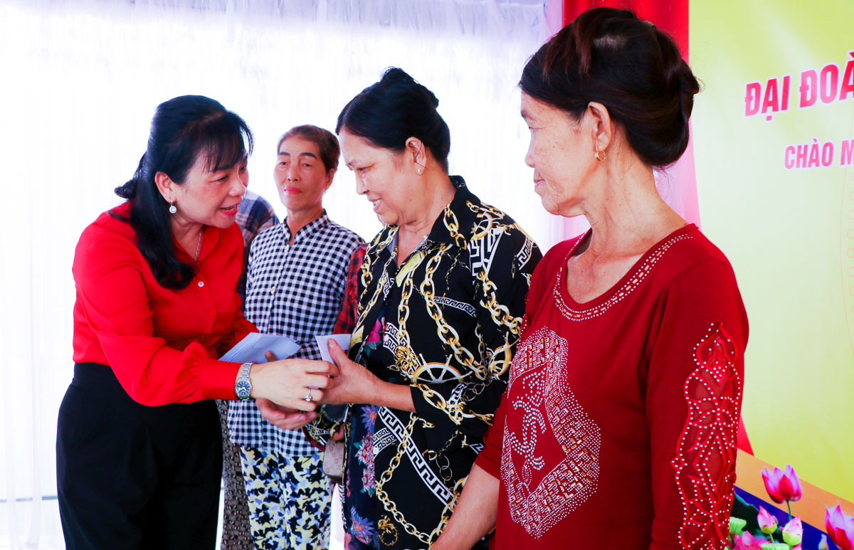 Phó Chủ tịch HĐND tỉnh- Lê Thị Thúy Kiều tặng quà cho hộ dân ấp Ô Tre Nhỏ.