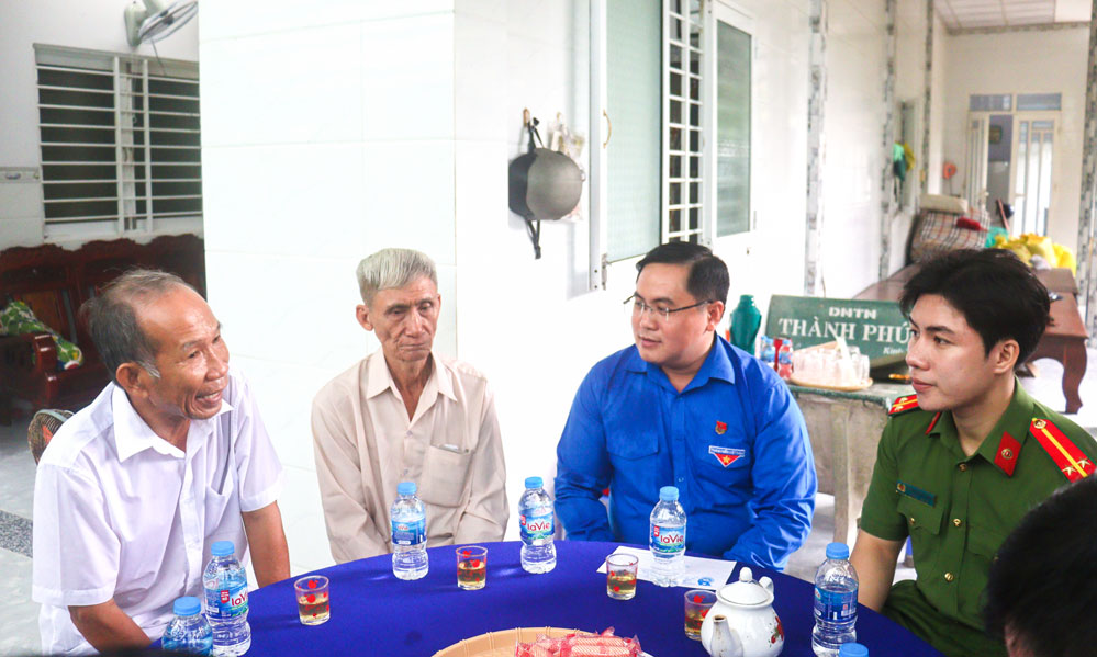 Đến thăm gia đình gia đình thương binh Trần Văn Đức ở ấp Trung Tín (xã Trung Thành).