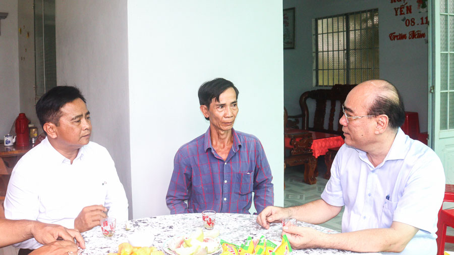 Đoàn thăm và tặng quà tri ân gia đình ông Lê Thiên Văn.