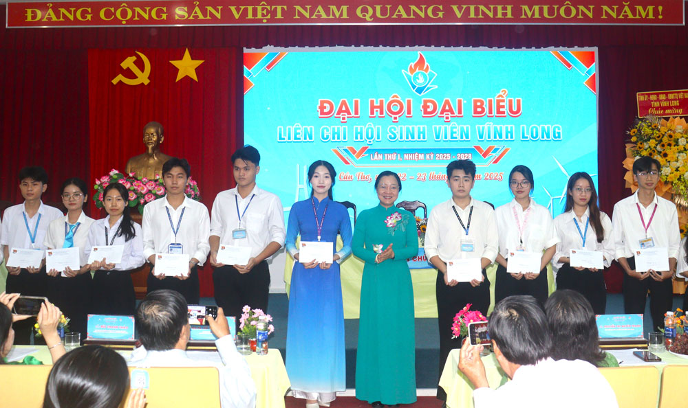 Đồng chí Nguyễn Thị Quyên Thanh- Tỉnh ủy viên, Phó Chủ tịch UBND tỉnh trao học bổng cho sinh viên.