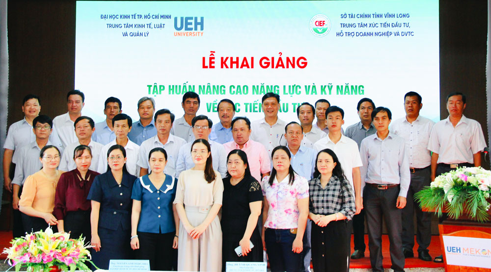Ban Tổ chức lớp tập huấn và học viên chụp ảnh lưu niệm.
