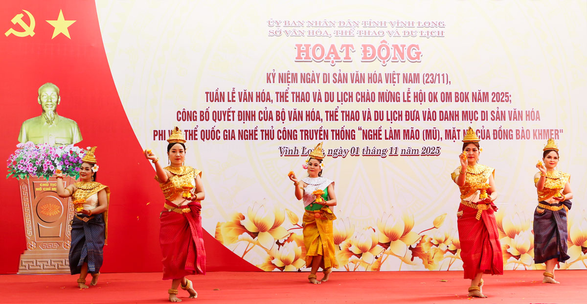 Tiết mục múa Khmer tại lễ khai mạc.