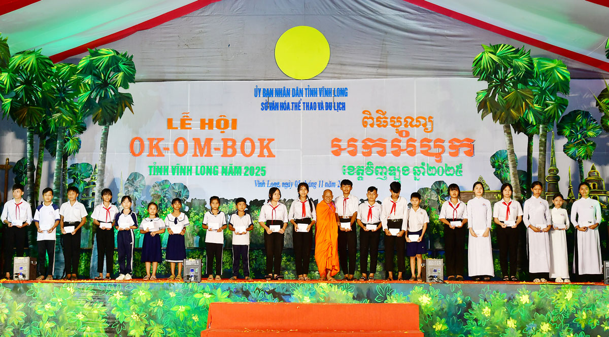 Cùng với những phần quà của lãnh đạo tỉnh và Hội Khuyến học Vĩnh Long, tại đêm hội, Hòa thượng Thạch Sok Xane- Chủ tịch Hội Đoàn kết sư sãi yêu nước tỉnh cũng dành tặng 20 phần quà cho học sinh hoàn cảnh khó khăn.

