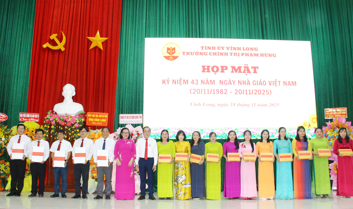 Tặng hoa và quà nhân Ngày Nhà giáo Việt Nam cho cán bộ quản lý, giáo viên, nhân viên nhà trường.