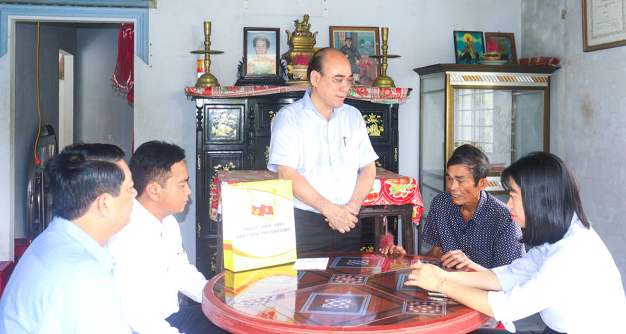 Đồng chí Nguyễn Văn Tuấn cùng đoàn đến thăm và tặng quà tri ân gia đình ông Võ Văn Trực.