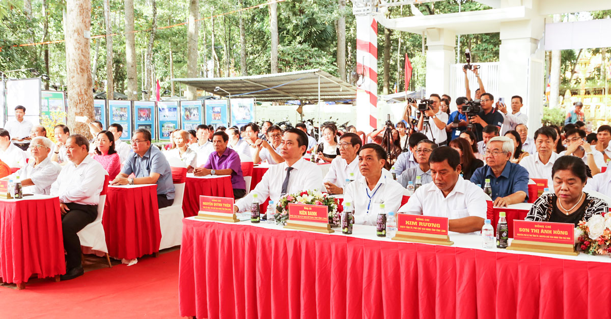 Đại biểu dự lễ khai mạc.