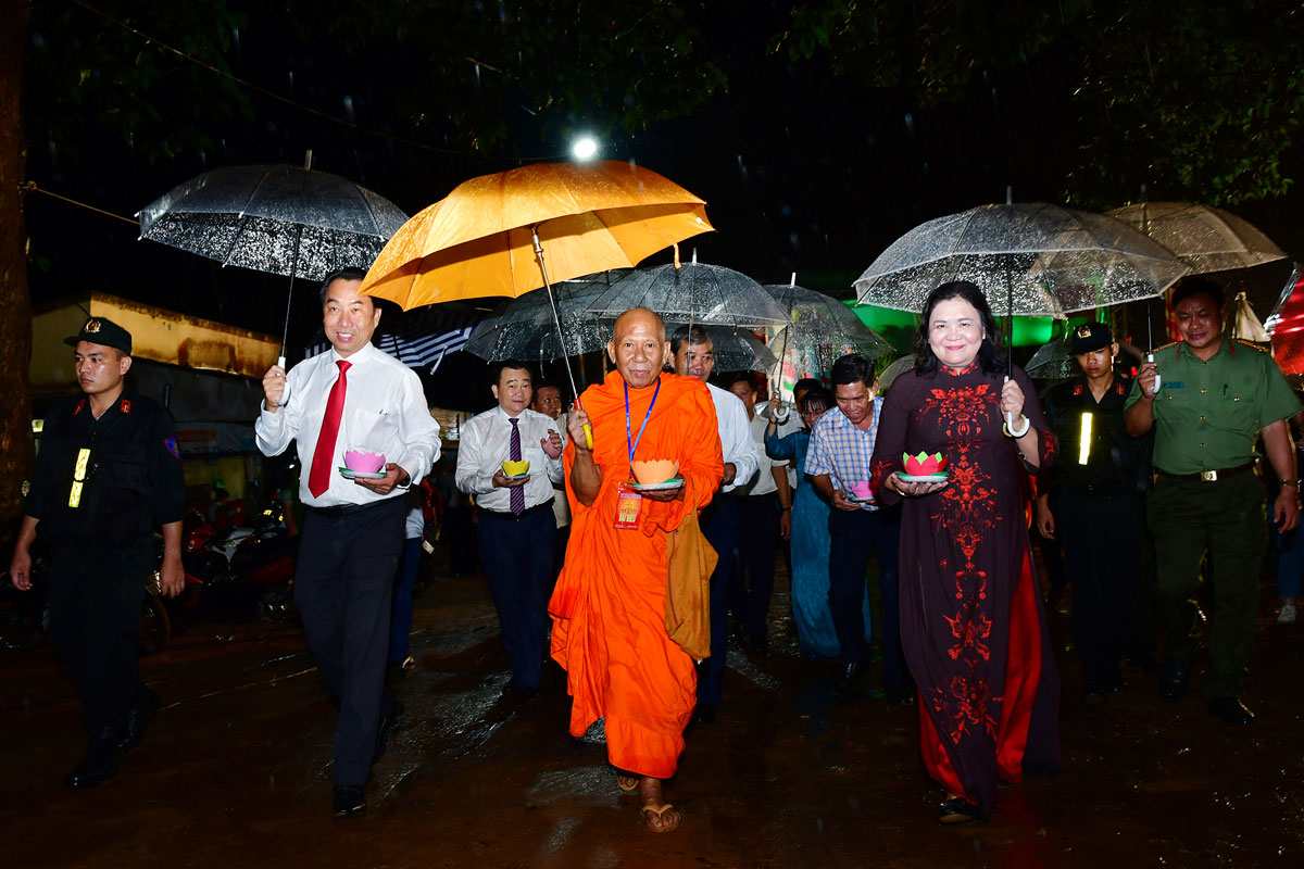 Một hoạt động không thể thiếu trong đêm hội Ok Om Bok là phần thả hoa đăng của lãnh đạo tỉnh và quý vị chư tăng tại danh thắng Ao Bà Om.