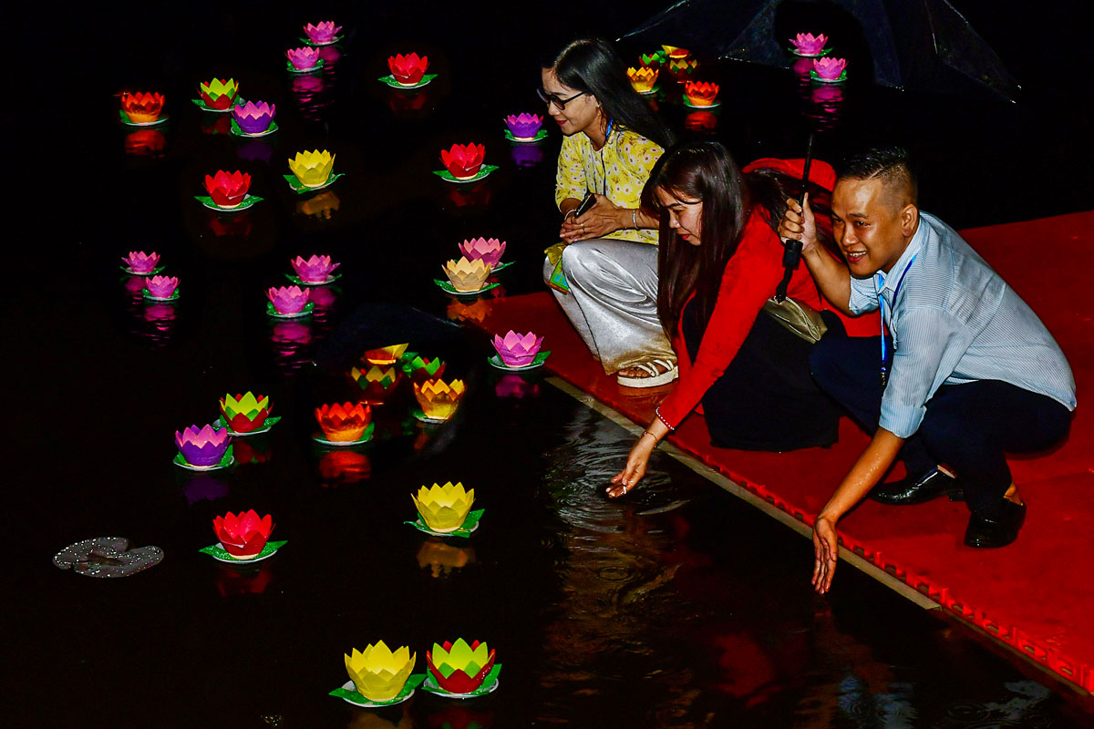 Những chiếc đèn hoa đăng được đại biểu và người dân thả xuống mặt nước Ao Bà Om tạo nên những hình ảnh lung linh, rực rỡ sắc màu, kèm theo ước vọng bình an, mùa màng tươi tốt.