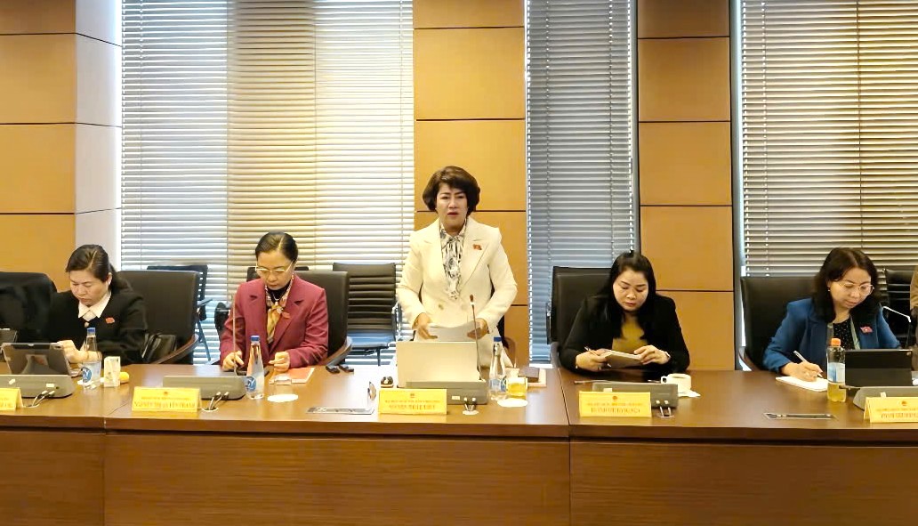  Đại biểu Nguyễn Thị Lệ Thủy- nguyên Phó Chủ nhiệm Ủy ban Khoa học Công nghệ và Môi trường, thảo luận tại Tổ 13 ngày 19/11.

