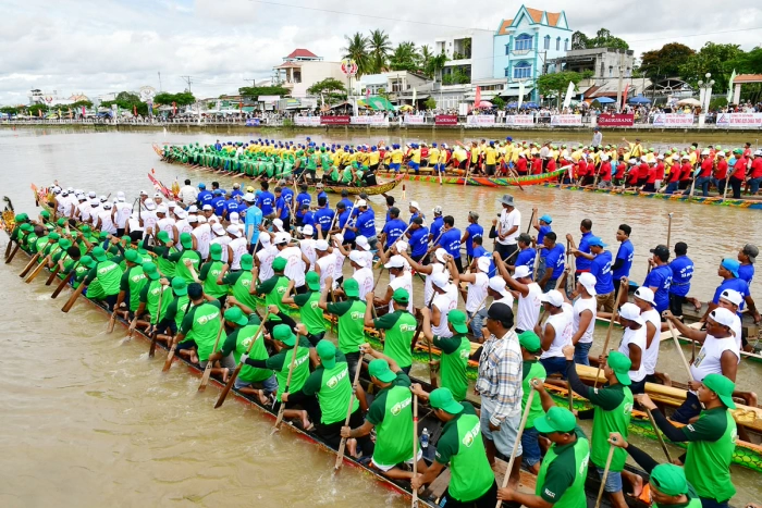 Hấp dẫn Giải đua ghe ngo chào mừng Lễ hội Ok Om Bok