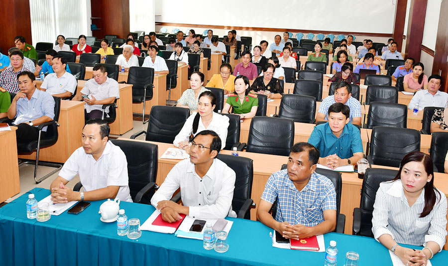 Đảng viên phường Nguyệt Hóa tham dự hội nghị quán triệt nghị quyết. Ảnh: BÁ THI
