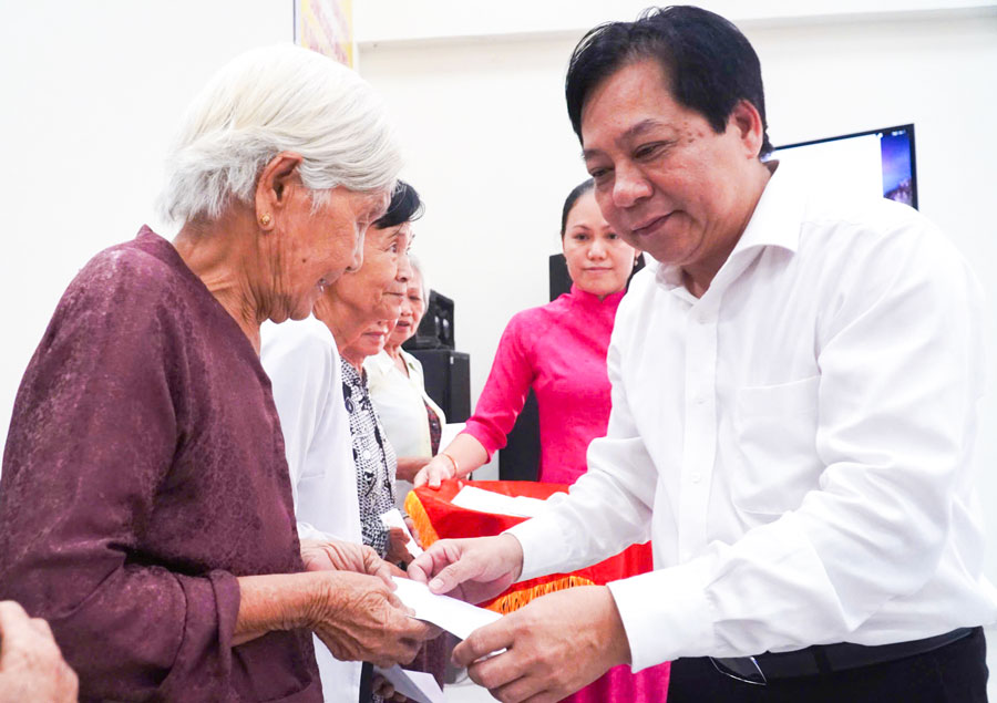 Phó Chủ tịch Ủy ban MTTQ Việt Nam tỉnh- Trương Thành Dãnh trao quà cho người dân có hoàn cảnh khó khăn.