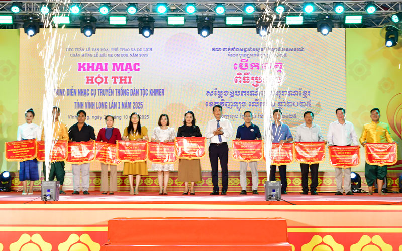 Ông Thạch Bồi- Phó Giám đốc Sở Văn hóa, Thể thao và Du lịch trao cờ lưu niệm cho các đoàn tham gia Hội thi.