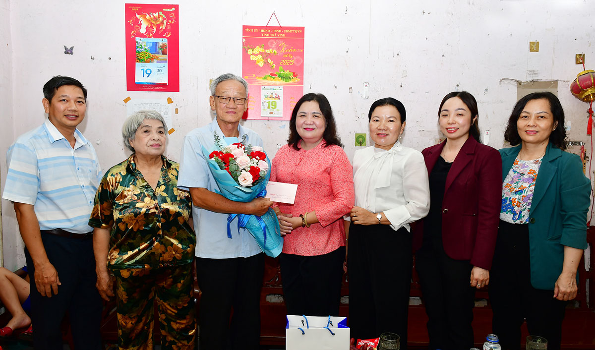 Đồng chí Hồ Thị Hoàng Yến- Phó Bí thư Thường trực Tỉnh ủy (giữa) tặng hoa chúc mừng đồng chí Triệu Văn Phấn.