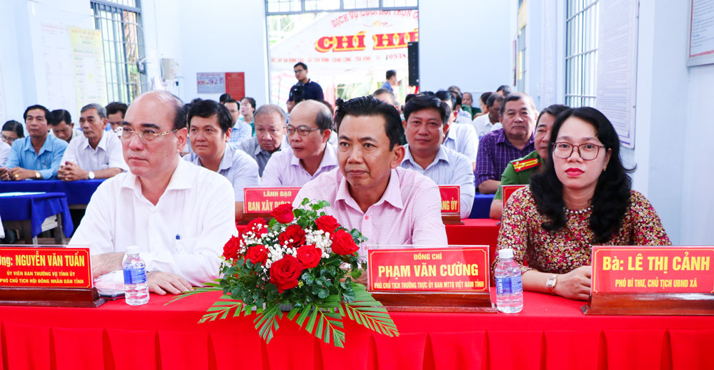 Đại biểu tham dự ngày hội Đại đoàn kết toàn dân tộc ấp Tân Tiến.