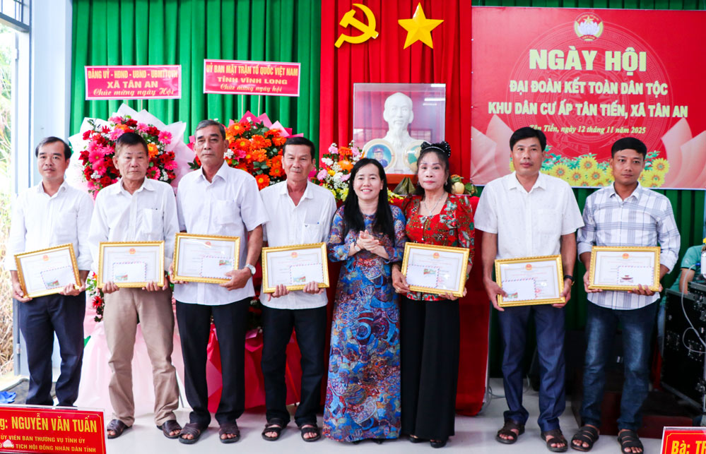 Đồng chí Trần Thị Xí Lìne- Bí thư Đảng ủy xã Tân An trao giấy khen cho các cá nhân.
