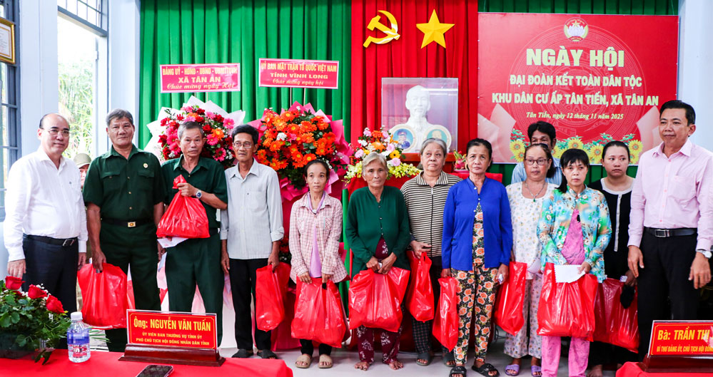 Lãnh đạo HĐND tỉnh và Ủy ban MTTQ Việt Nam tỉnh tặng quà cho hộ dân.