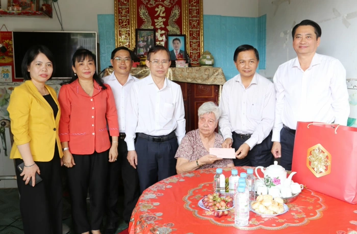 Bí thư Tỉnh ủy- Trần Văn Lâu thăm 2 thương binh tại xã Trà Cú