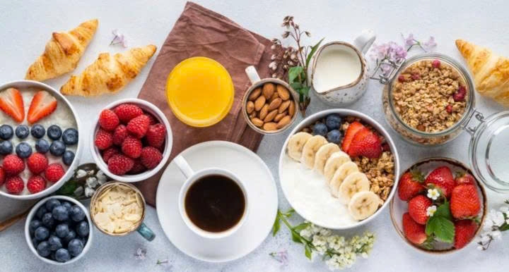 Việc lựa chọn thực phẩm cho bữa sáng luôn thu hút sự quan tâm của nhiều người (Ảnh: Shutterstock)