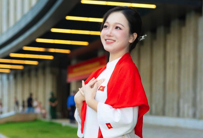 Thủ khoa Bùi Hạnh Nhung

