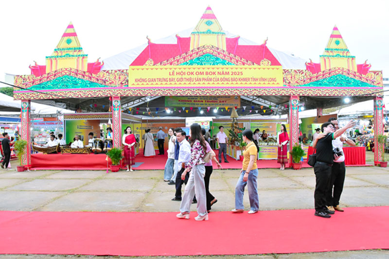 Khu trưng bày, giới thiệu sản phẩm của đồng bào Khmer thu hút du khách tham quan, chụp ảnh lưu niệm.

