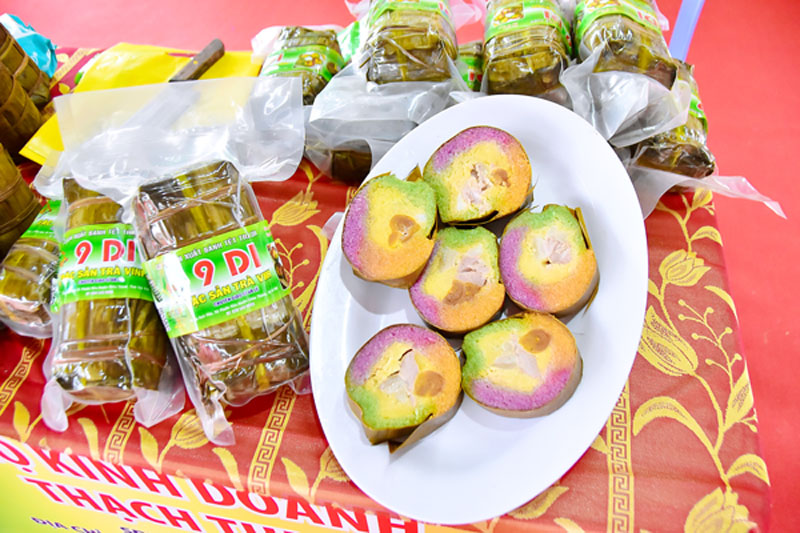 Sản phẩm bánh tét 9 Di trưng bày tại khu gian hàng của đồng bào Khmer.

