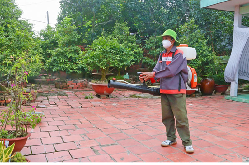 Phun hóa chất diệt muỗi, phòng chống sốt xuất huyết tại ấp Chợ, xã Nhơn Phú.