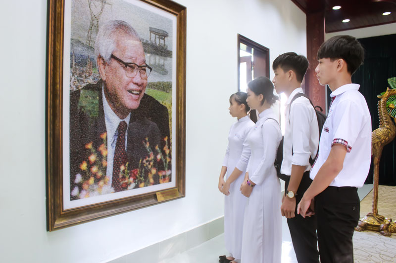 Thủ tướng Võ Văn Kiệt- Người con ưu tú của quê hương Vĩnh Long là tấm gương để thế hệ hôm nay học tập, noi theo.

