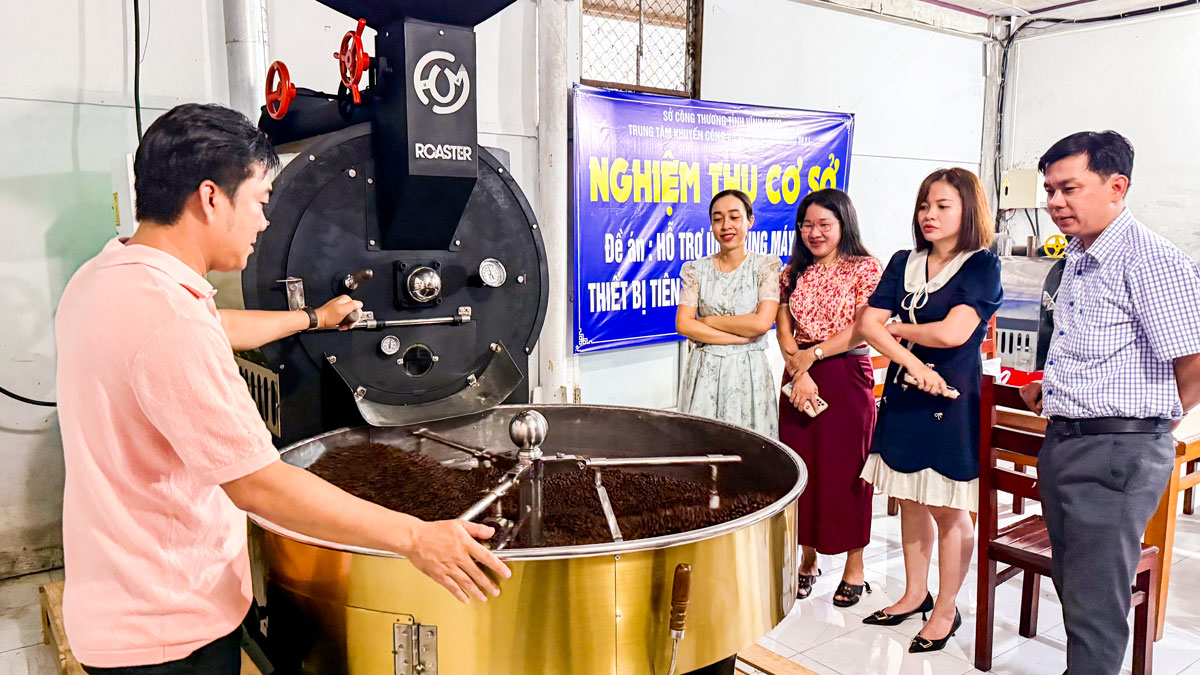 Đoàn khảo sát, nghiệm thu đề án tại Công ty TNHH Thực phẩm Khởi Nguyên. Ảnh: THẢO TIÊN