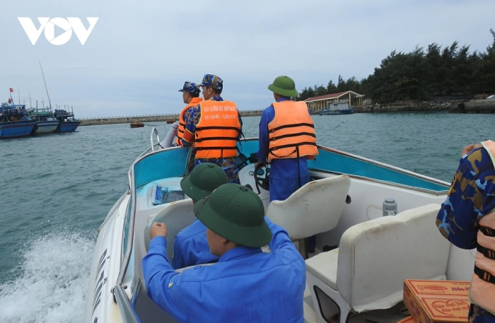 Thủ tướng yêu cầu bảo đảm an toàn tuyệt đối cho nhân dân trước bão số 15