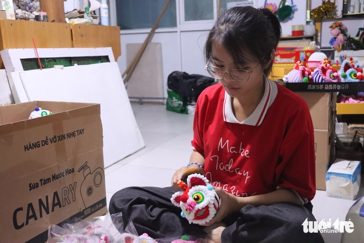 Ngoài giờ học và đi làm thêm, Ánh Dương ở nhà và chăm sóc mẹ - Ảnh: LÊ HUY