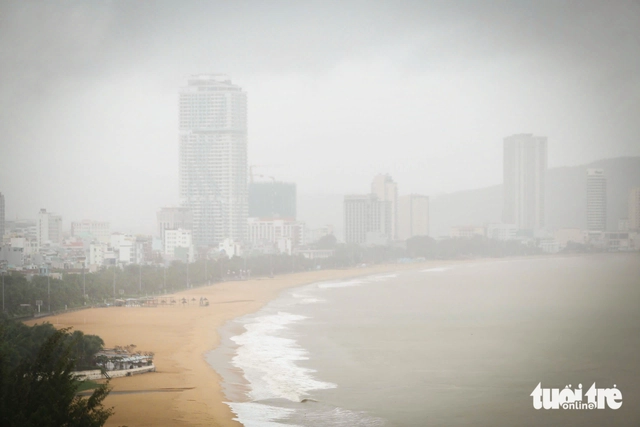 Sáng 6-11 bờ biển Quy Nhơn đã bắt đầu bị mây bão bao phủ và mưa mù mịt - Ảnh: MINH HÒA