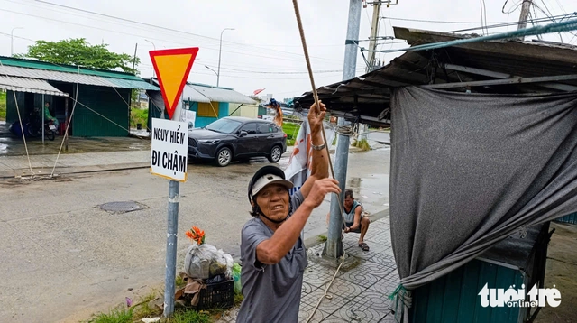 Người dân cửa biển Nghĩa An chằng chống nhà cửa - Ảnh: ĐOÀN CƯỜNG