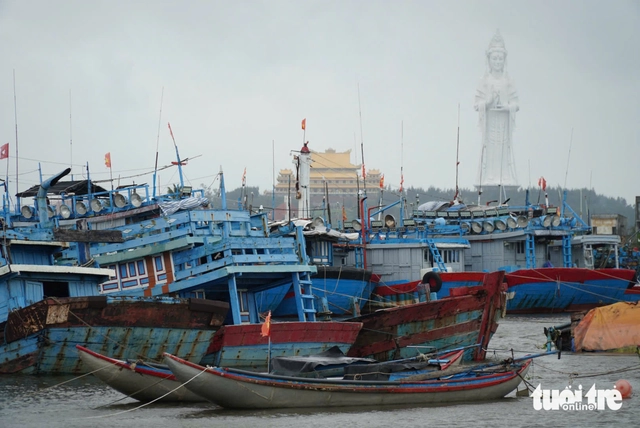 Các thuyền viên được yêu cầu rời khỏi tàu lên bờ từ trưa nay - Ảnh:TRƯỜNG TRUNG