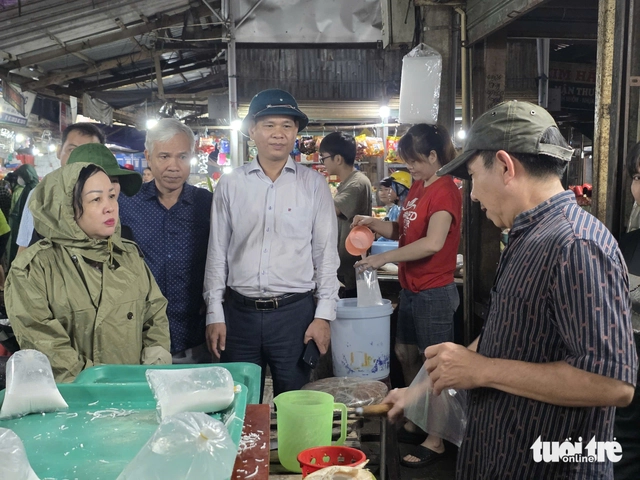 Bà Cao Thị Hòa An - Phó bí thư thường trực Tỉnh ủy, Chủ tịch HĐND tỉnh Đắk Lắk cùng đoàn công tác kiểm tra tại chợ Tuy Hòa - Ảnh: MINH CHIẾN