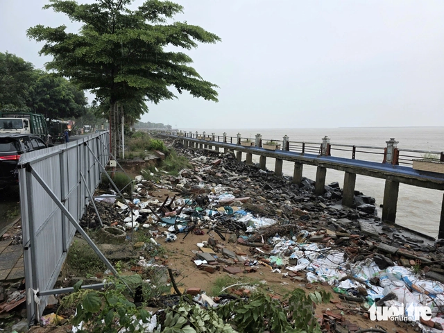 Bờ kè Bạch Đằng sạt lở nghiêm trọng trước bão số 13 - Ảnh: MINH CHIẾN
