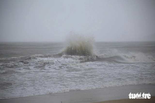 Gió mạnh khiến sóng dâng cao tại đường Xuân Diệu, bờ biển phường Quy Nhơn - Ảnh: MINH HÒA