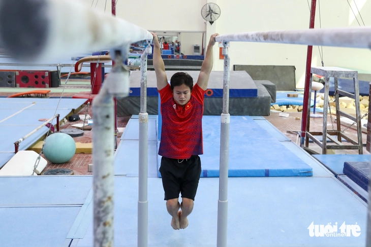 Nguyễn Văn Khánh Phong sinh năm 2002, từng giành HCB Asiad 19, HCV SEA Games 2023 ở nội dung sở trường vòng treo. Anh là trụ cột của đội tuyển thể dục dụng cụ nam Việt Nam trong 3 năm qua.