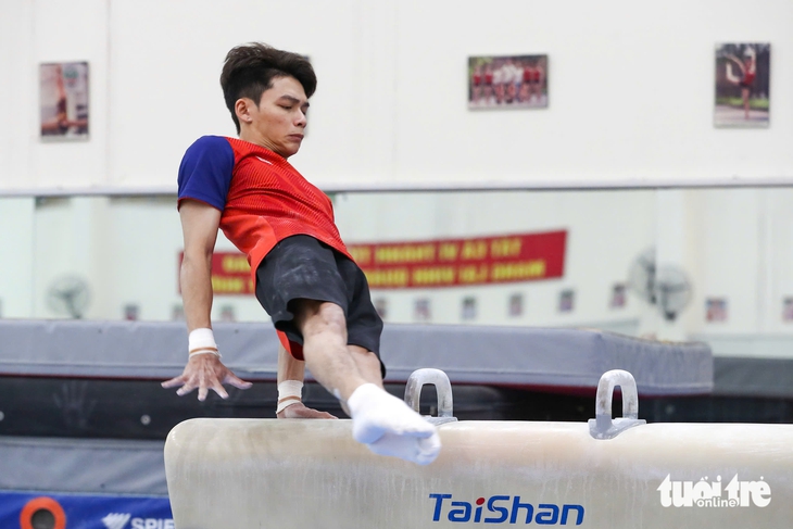 Xuân Thiện đang mô phỏng các động tác trong bài thi sở trường của mình.