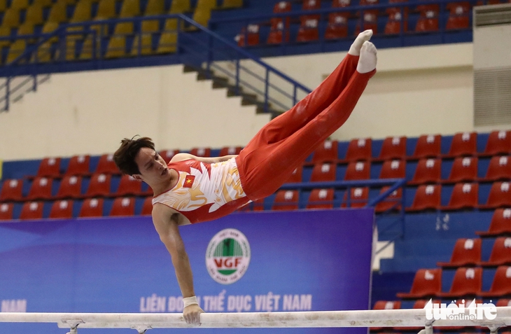 Đinh Phương Thành (sinh năm 1995) đang nắm giữ vị thế số 1 ở nội dung xà đơn, xà kép ở Việt Nam. Ở các giải thể dục dụng cụ quốc gia những năm qua, Phương Thành gần như không có đối thủ trong nước. Sau 5 kỳ SEA Games anh giành HCV (28, 29, 30, 31 và 32), Thành tiếp tục là niềm hy vọng của Việt Nam ở kỳ đại hội năm nay - Ảnh: NGỌC LÊ