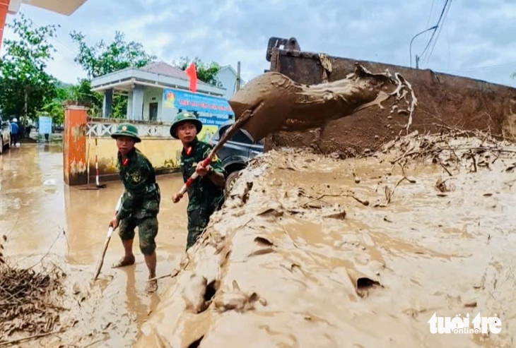 Hàng vạn cán bộ, chiến sĩ cùng dân dọn dẹp trường học, nhà cửa vùng lũ Đắk Lắk