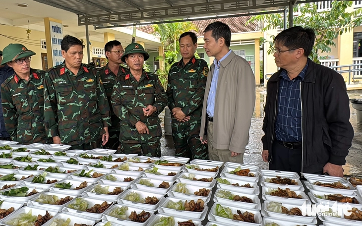 Ông Tạ Anh Tuấn - Chủ tịch UBND tỉnh Đắk Lắk (thứ 2 từ phải sang) - kiểm tra một bếp ăn cho dân vùng lũ - Ảnh: TÂM AN

