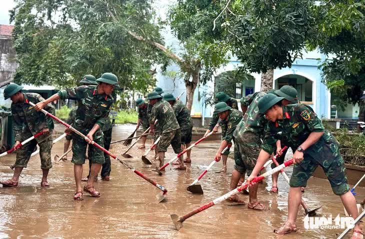 Bộ đội thuộc Quân khu 5 dọn dẹp tại một trường học sau lũ ở xã Đồng Xuân, Đắk Lắk - Ảnh: MINH PHƯƠNG
