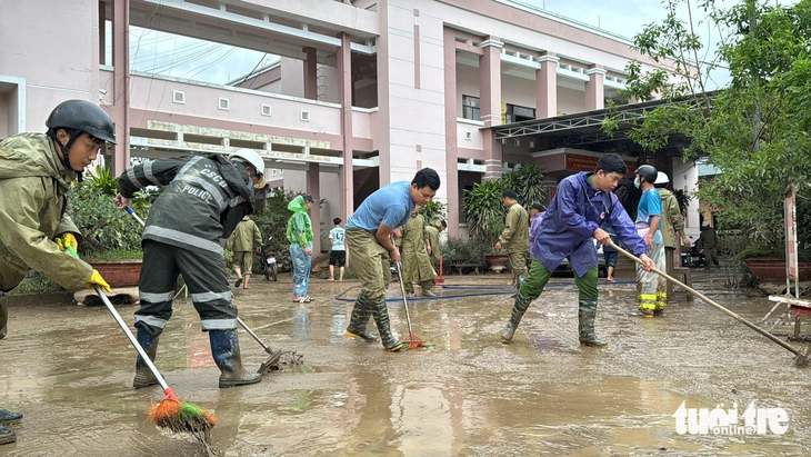 Công an xã Đồng Xuân dọn dẹp các trụ sở, trường học để sẵn sàng công việc tái thiết - Ảnh: TÂM AN

