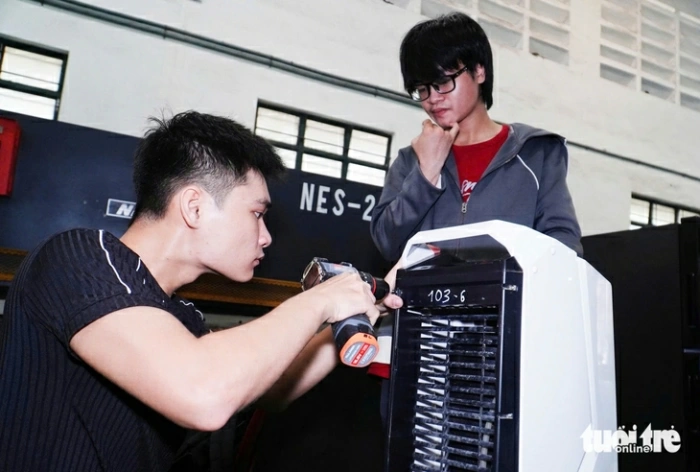 Sinh viên Nha Trang sửa chữa miễn phí thiết bị hư hỏng do mưa lũ