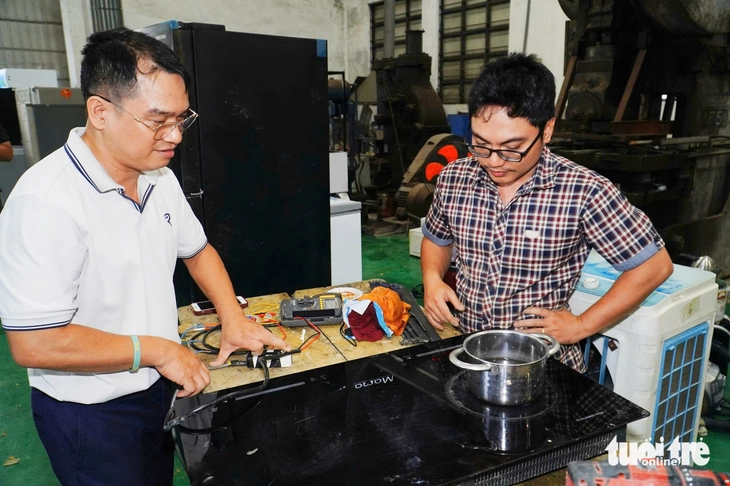 Các giảng viên đánh giá tình trạng hoạt động của thiết bị - Ảnh: TRẦN HOÀI

